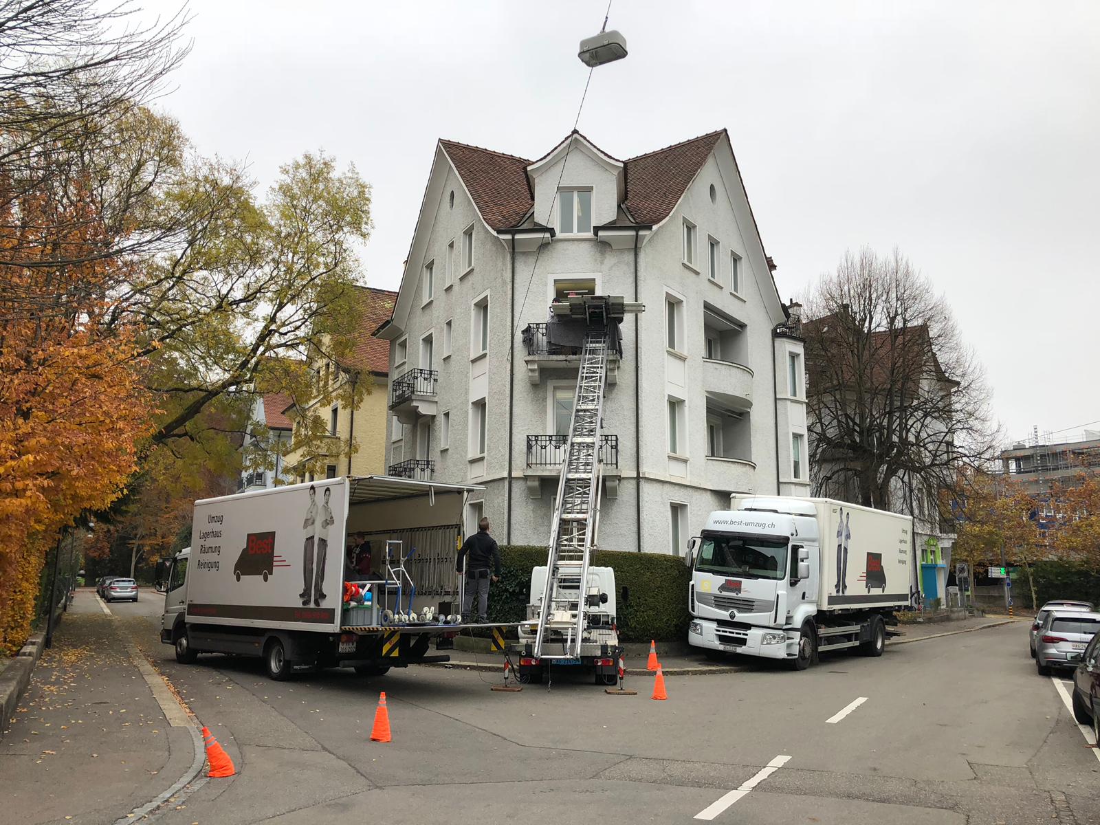 Best Movers furniture lift in action outside a Swiss building